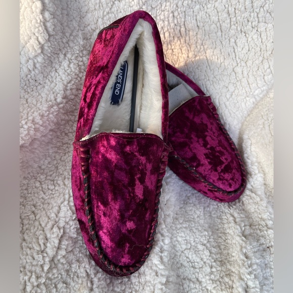 Lands End Burgundy Velvet Slippers NWOT size 9 - Picture 2 of 8